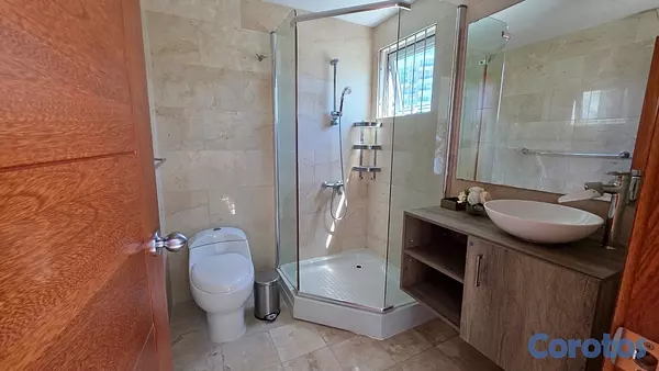 apartamentos - alquiló la Esperilla piso 8 tres habitaciones con baño tres parqueos balcón  4