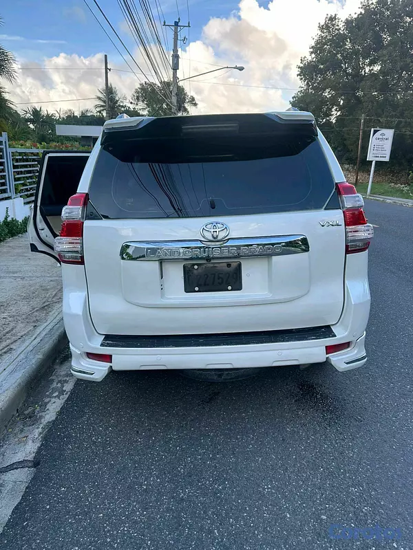 jeepetas y camionetas - Toyota prado 2010 con accesorios del 2017 TX , muy buenas condiciones negociable 3