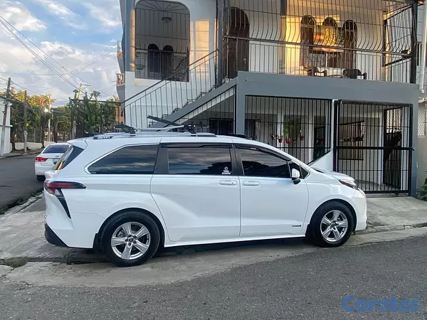 jeepetas y camionetas - 2021 Toyota Sienna LE Hybrid. 3