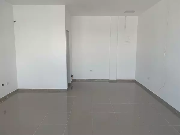 oficinas y locales comerciales - Local en la Julieta Morales 3