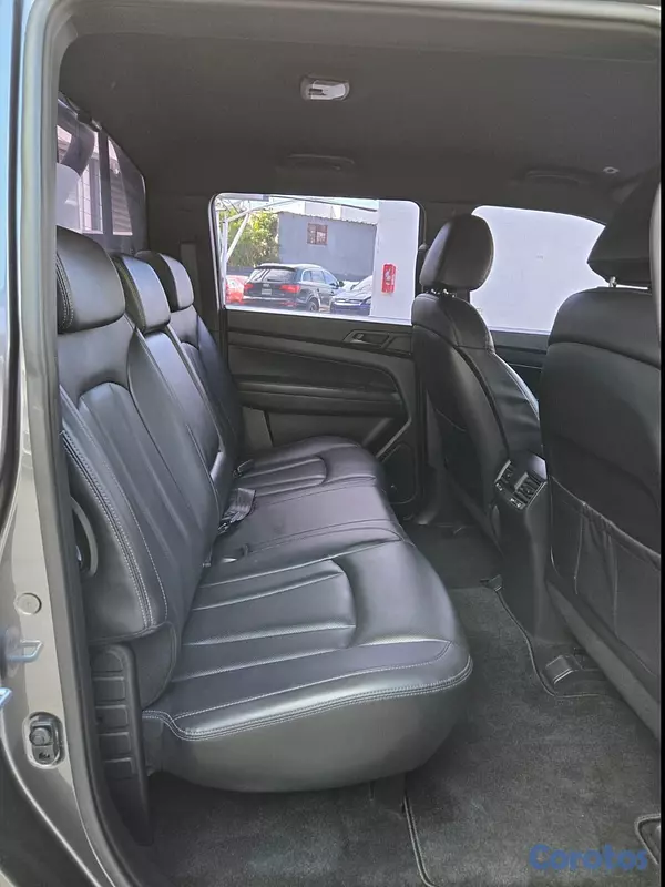 jeepetas y camionetas - KGM REXTON 2021 GRIS OSCURO DIESEL 18