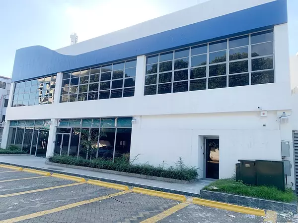 oficinas y locales comerciales - Local céntrico y amplio primer nivel 2
