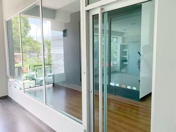 oficinas y locales comerciales - Local céntrico en los jardines 6
