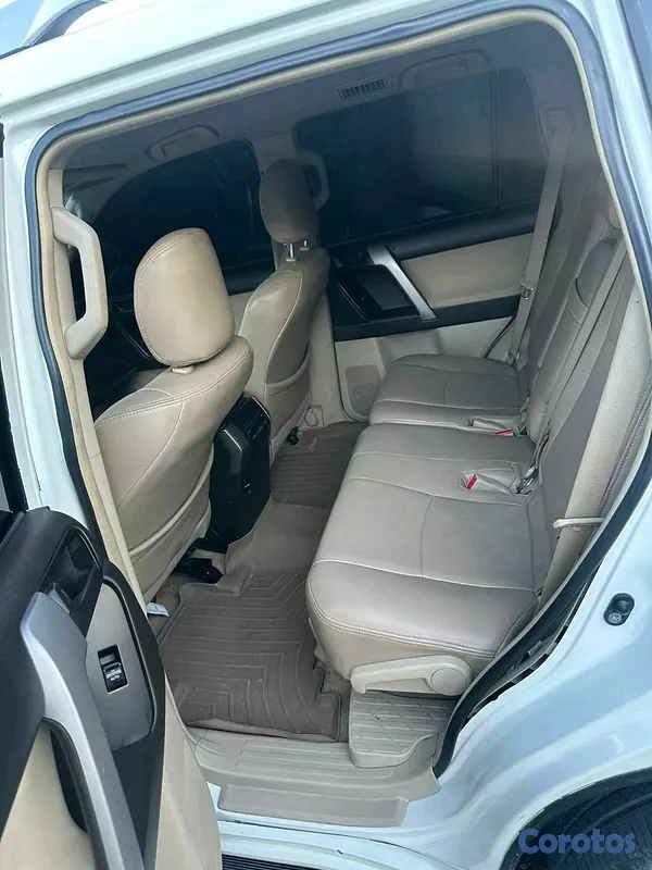 jeepetas y camionetas - Toyota prado 2010 con accesorios del 2017 TX , muy buenas condiciones negociable 5
