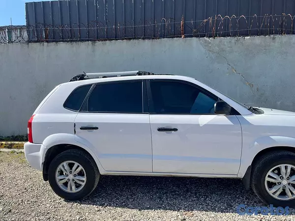 jeepetas y camionetas - Vendida -
Hyundai Tucson 2010  v4  Gasolina Motor DOHC 5