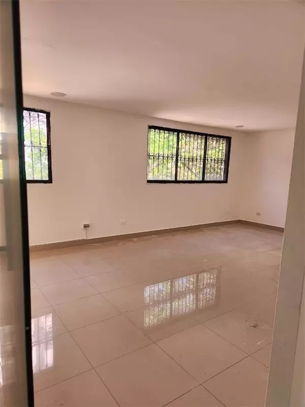 oficinas y locales comerciales - Local amplio dos niveles 9