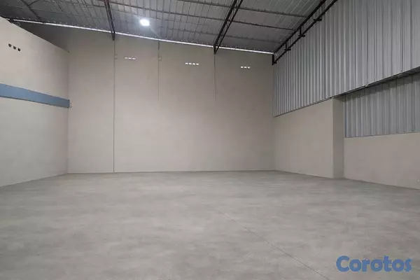 oficinas y locales comerciales - Nave Industrial con Panwles Solares Próximo al Merca Santo Domingo  2
