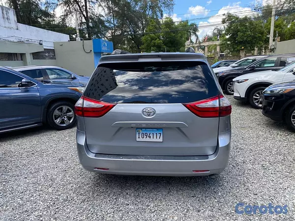 jeepetas y camionetas - Se vende sienna 2016 2