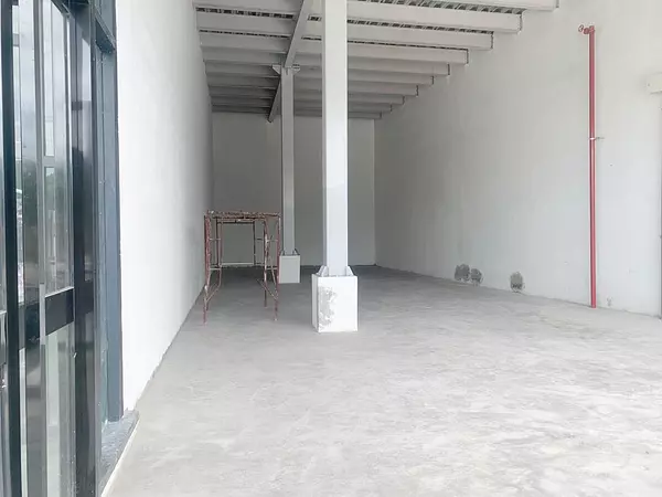 oficinas y locales comerciales - Alquiler local los Jardines amplio  4