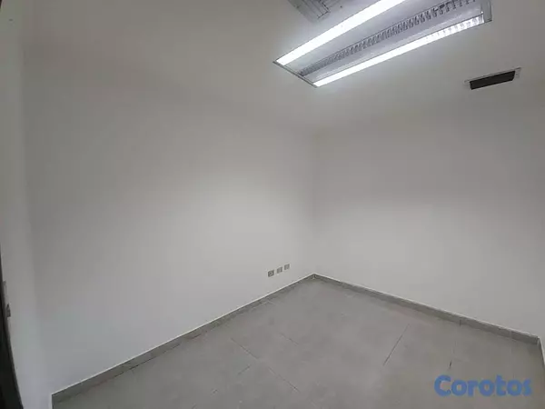 oficinas y locales comerciales - Alquiler en plaza comercial en Av, Winston Churchill 4