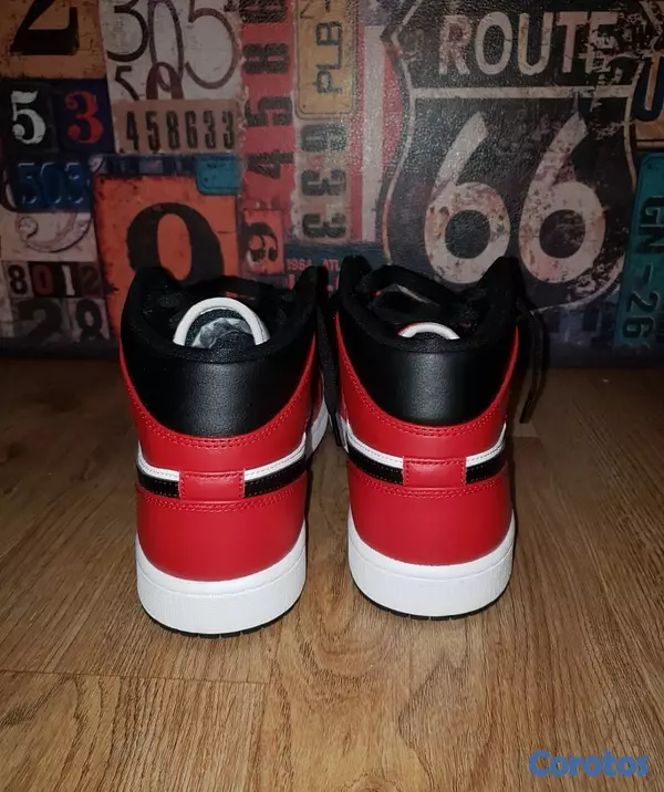 zapatos para hombre - Nike Jordan 1 Mid Chicago Black Toe Mens 7.5 4