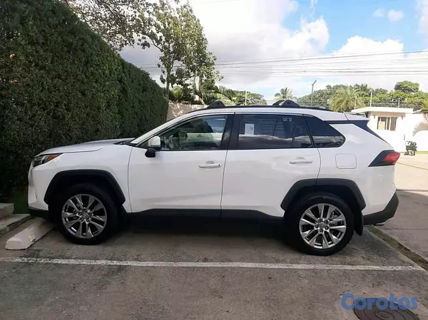 jeepetas y camionetas - Toyota rav4 2023 xle clean  8