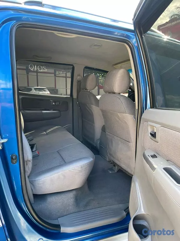 jeepetas y camionetas - Toyota hilux 2010 7
