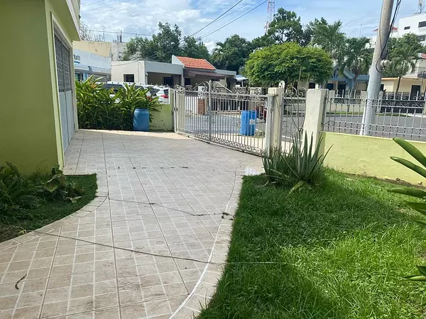 oficinas y locales comerciales - Se Renta Casa de 2 Niveles para Fines Comerciales  3