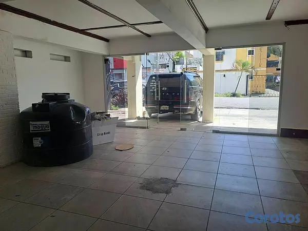 oficinas y locales comerciales - 🔵Alquilo Local 200 mts 1er piso en Julieta 10