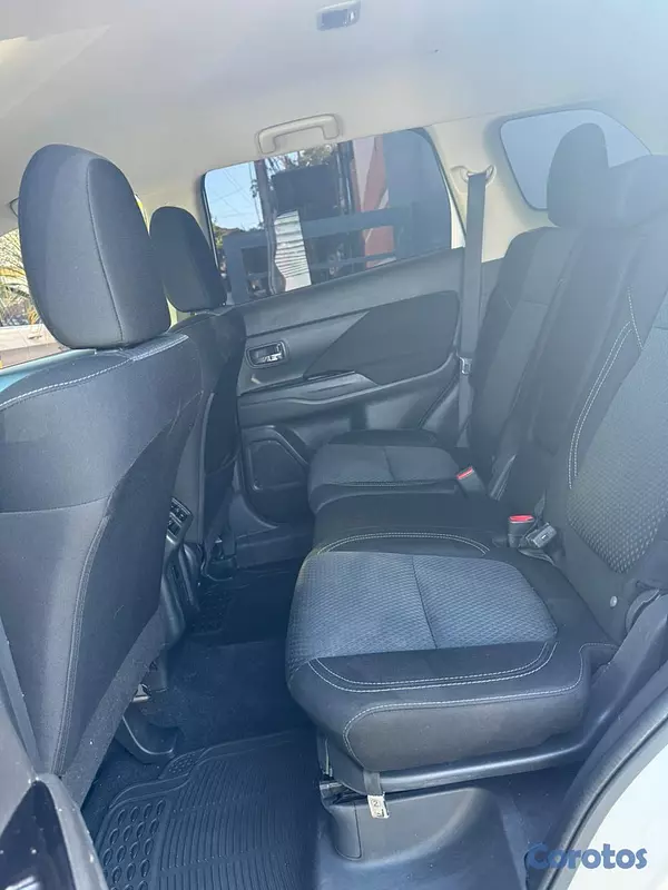 jeepetas y camionetas - Mitsubishi Outlander SE 2020 11