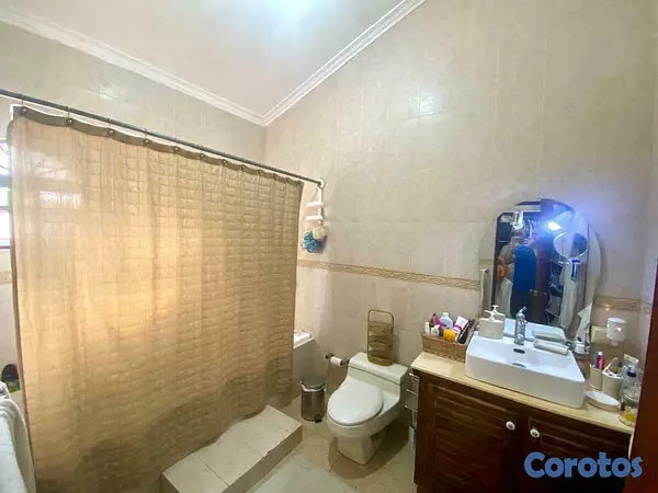 casas - Se vende amplia casa ubicada en la Castellana 9