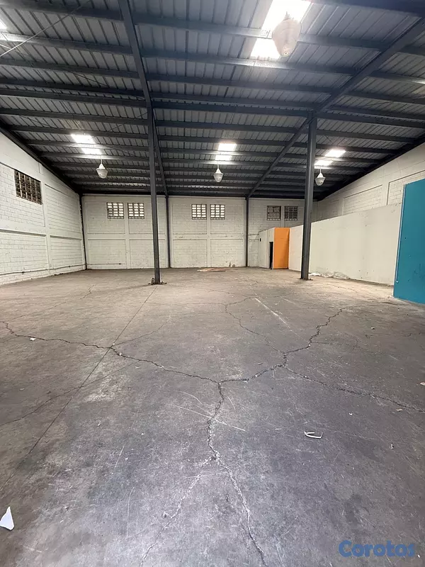 otros inmuebles - Alquilo Nave Industrial KM 10 4