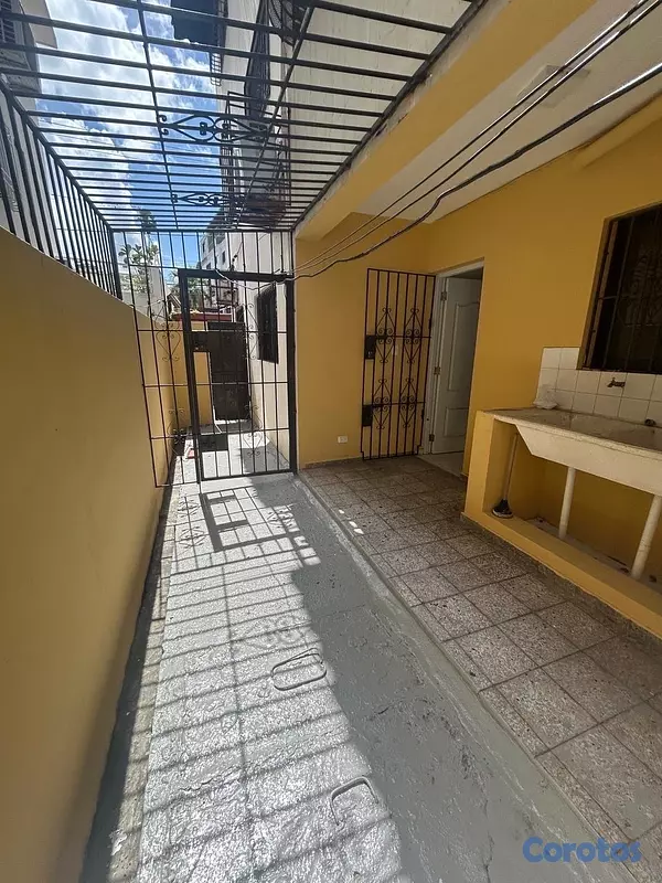 apartamentos - vendo primer nivel en el millón tres habitaciones dos baños parqueo servicio  7