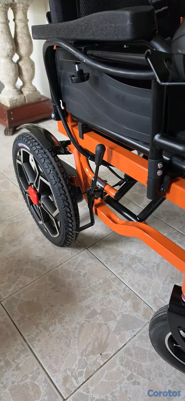 Salud y Equipamiento Médico - Silla de rueda especial, eléctrica,  3