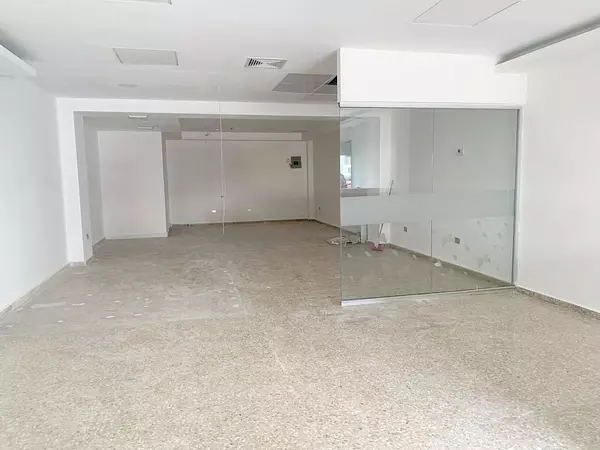oficinas y locales comerciales - Local céntrico y amplio  8