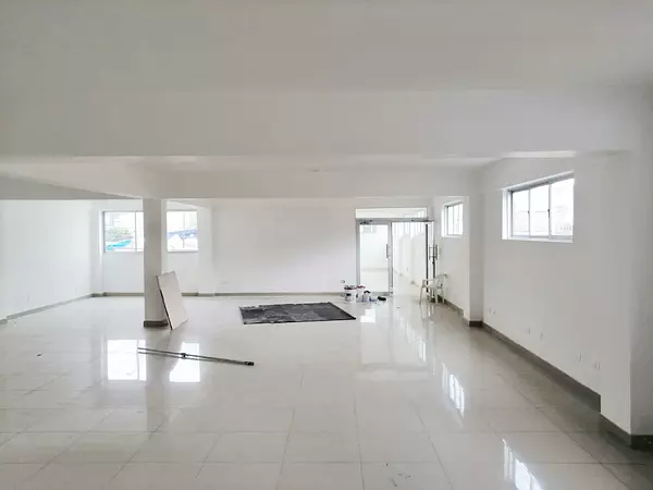 oficinas y locales comerciales - Local céntrico y amplio  9