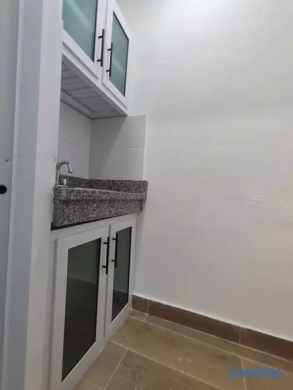oficinas y locales comerciales - Oficina en alquiler primer nivel en la 27 de febre 11