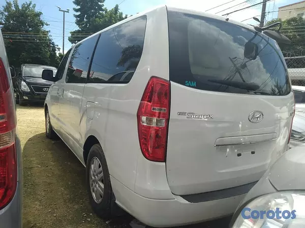 jeepetas y camionetas - HYUNDAI GRAND STAREX 2017 BLANCA 5