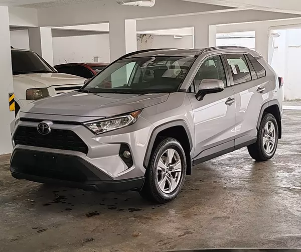 jeepetas y camionetas - Toyota rav4 2020 xle clean carfax  6