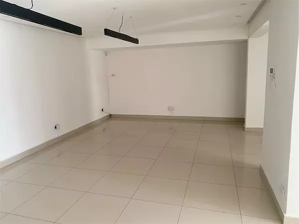 oficinas y locales comerciales - Amplia propiedad esquinera 3