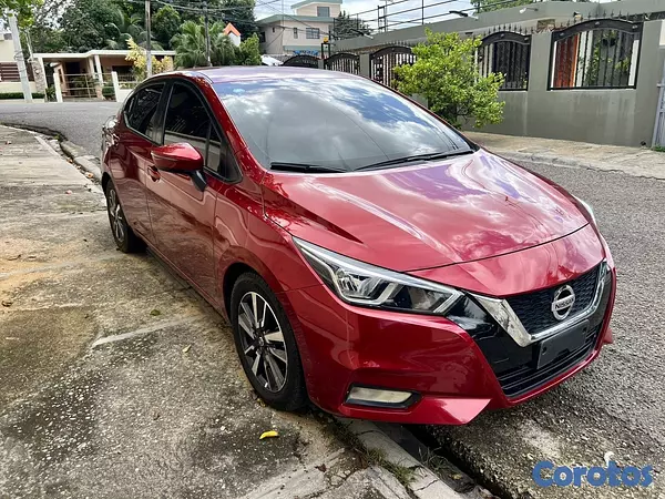 carros - Nissan versa rojo  1