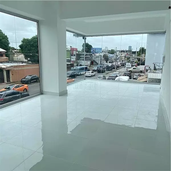 oficinas y locales comerciales - Venta de Local con gran visibilidad en el millon 5