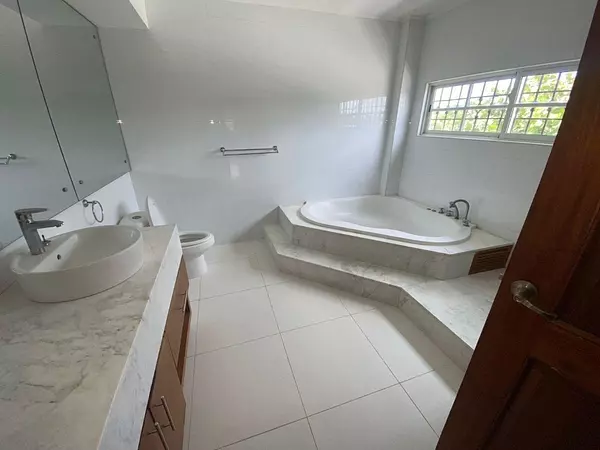 casas - Casa en venta en Colinas del Seminario 

U$S 325,000

4 Dormitorios 
 5