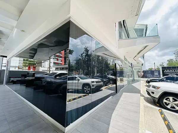 oficinas y locales comerciales - Local en alquiler en Av. Sarasota de primer nivel 3