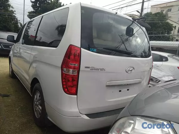 jeepetas y camionetas - HYUNDAI GRAND STAREX 2017 BLANCA 3