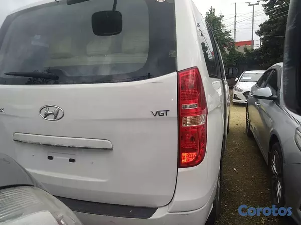 jeepetas y camionetas - HYUNDAI GRAND STAREX 2017 BLANCA 4