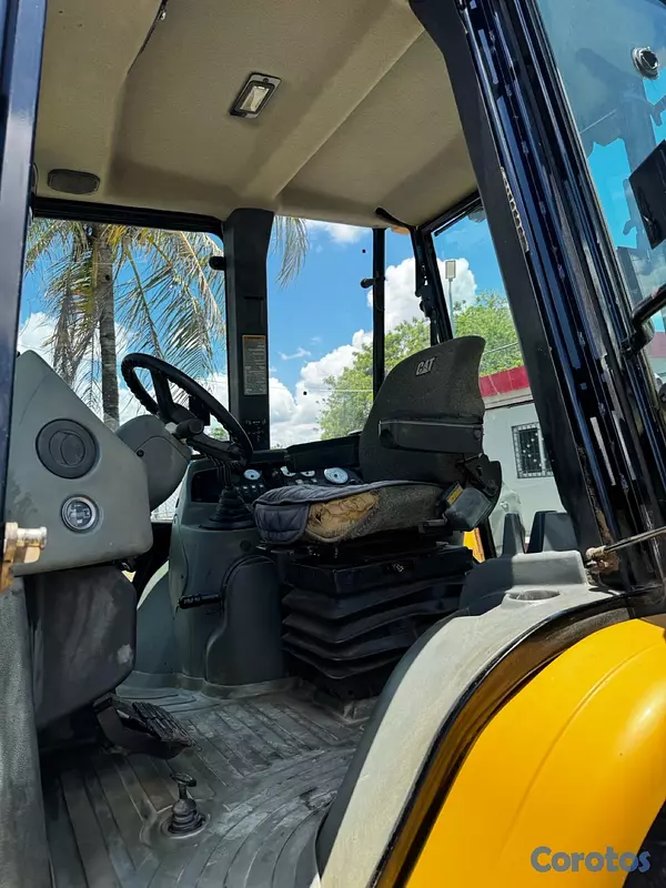 camiones y vehiculos pesados - Caterpillar 420D 2001 solo 5,900 horas  ✅ la más nueva del mercado  5