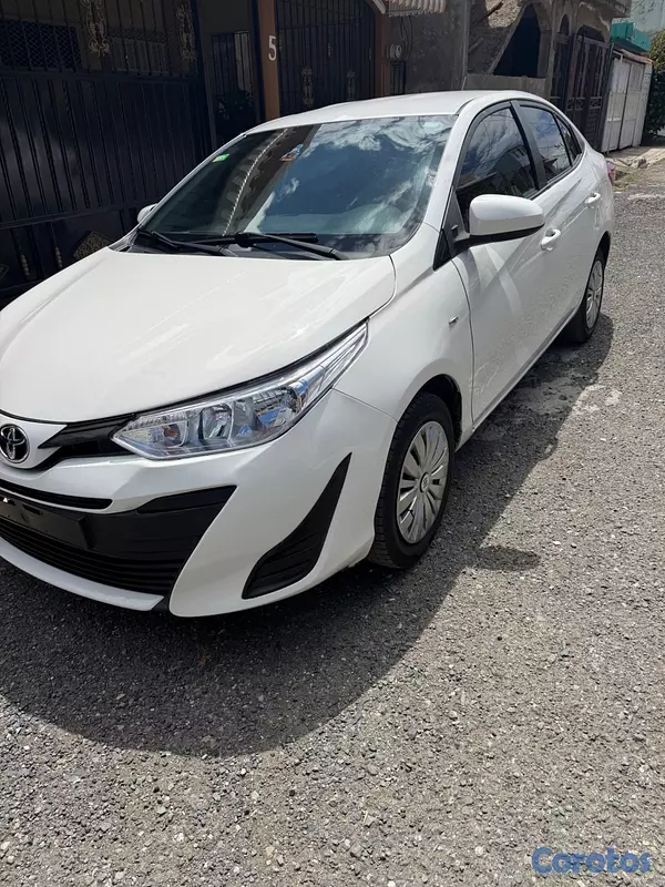 carros - Toyota Yaris año 2018 3