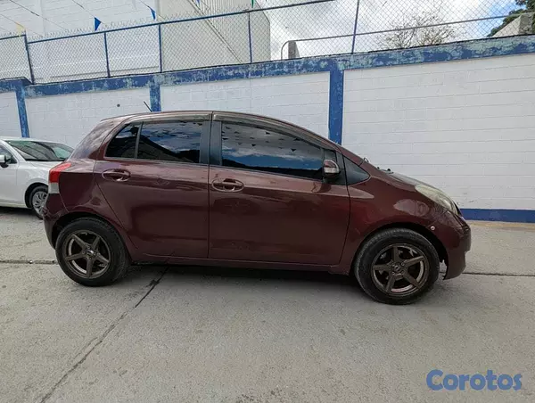 carros - TOYOTA VITZ 2011 2
