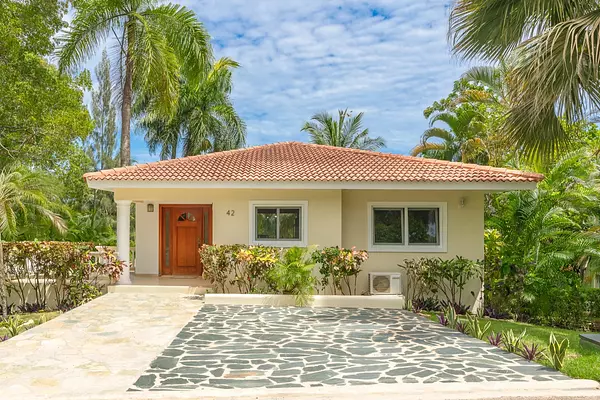 casas vacacionales y villas - Villa con Amplio Jardin y Piscina en Sosua  9