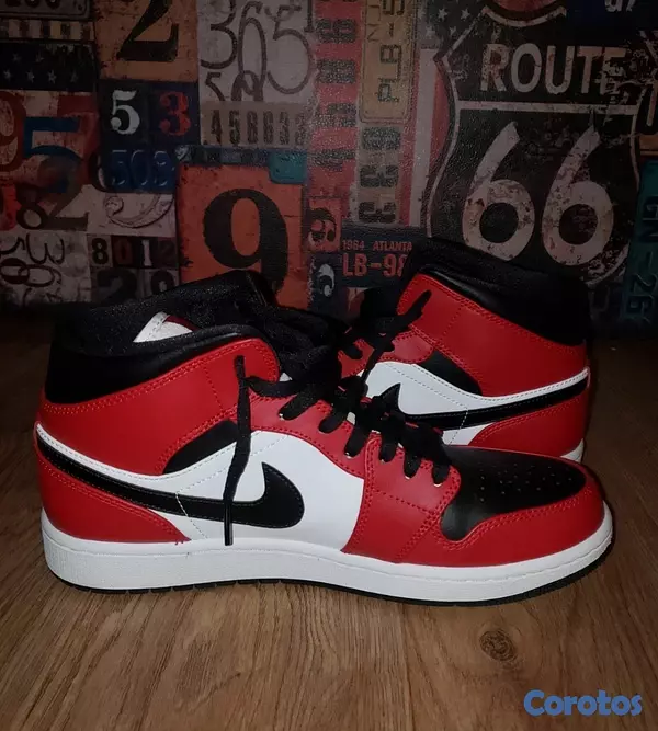 zapatos para hombre - Nike Jordan 1 Mid Chicago Black Toe Mens 7.5 6