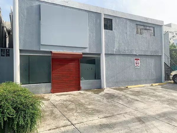 oficinas y locales comerciales - Local de oportunidad en el Quisqueya 2