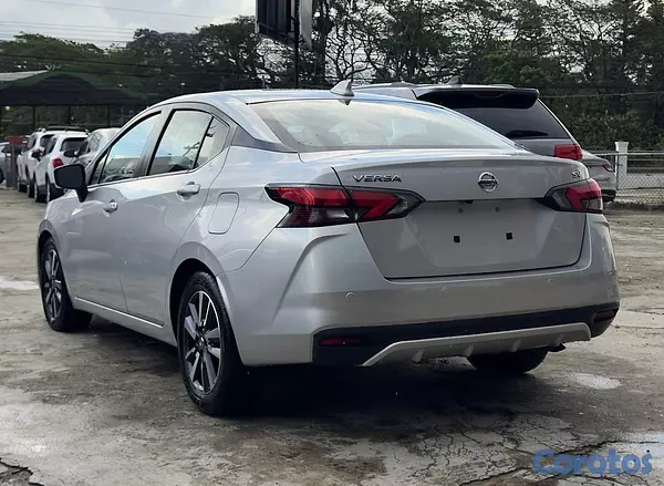 carros - Nissan Versa SV 2021
 4