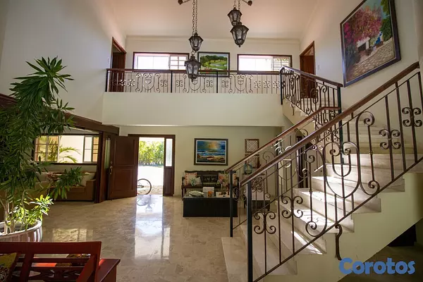 casas vacacionales y villas - Espaciosa villa de estilo clásico distribuida en dos niveles. 7