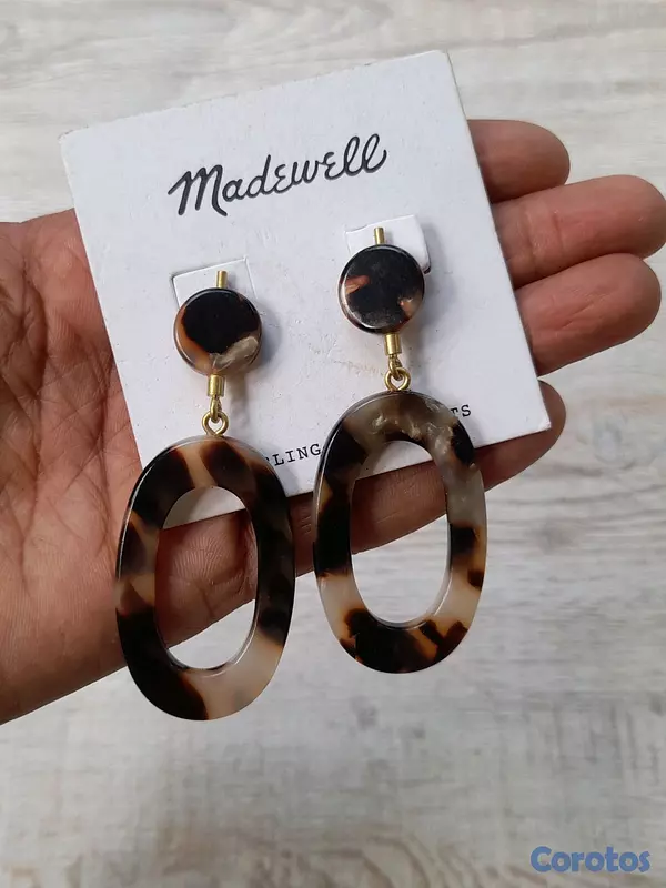 joyas, relojes y accesorios - Se Vende Aretes marrones en animal print  2