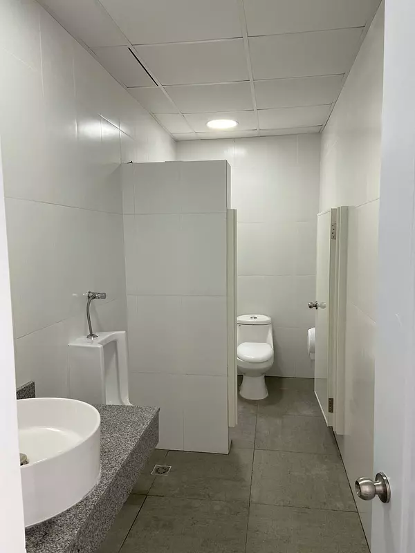 oficinas y locales comerciales - local  2do piso con terraza 117 mts en los prados 9
