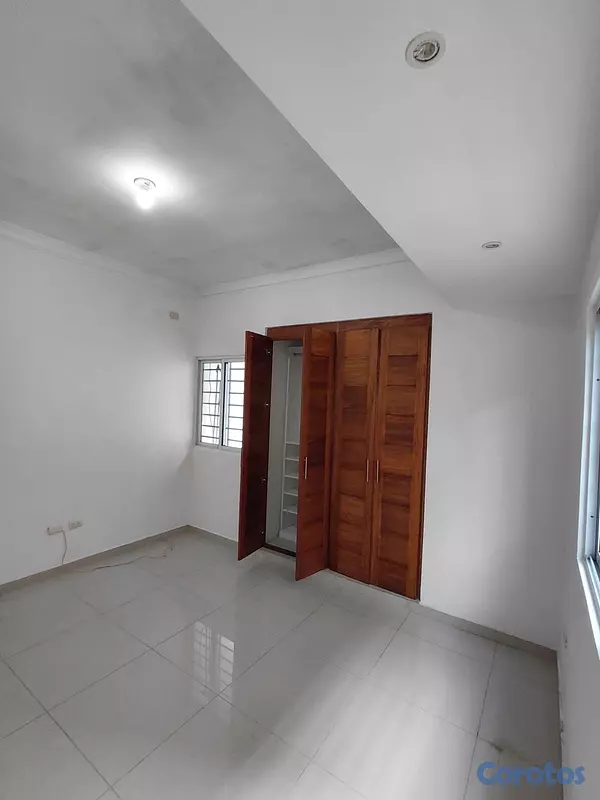 apartamentos - alquiló segundo nivel Evaristo Morales tres habitaciones 2.5 baños dos parqueos  6