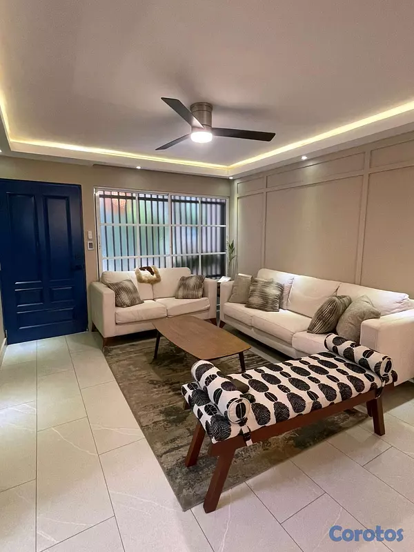 casas - Casa totalmente remodelada en venta en Quisqueya justo al borde del millón 6