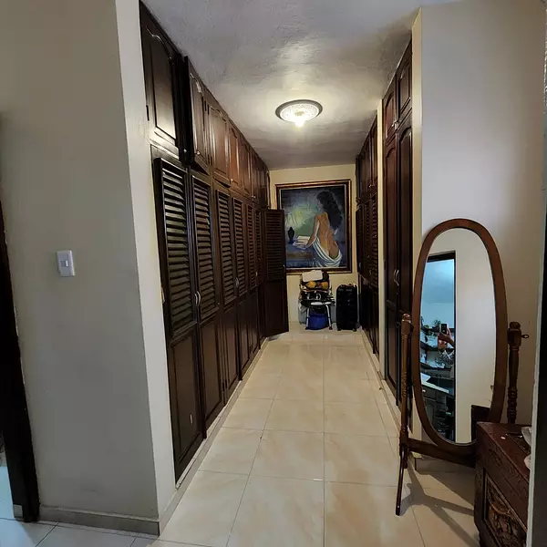 casas - SE VENDE HERMOSA CASA EN ALTOS DE ARROYO HONDO III, DOS NIVELES
395 m2  4
