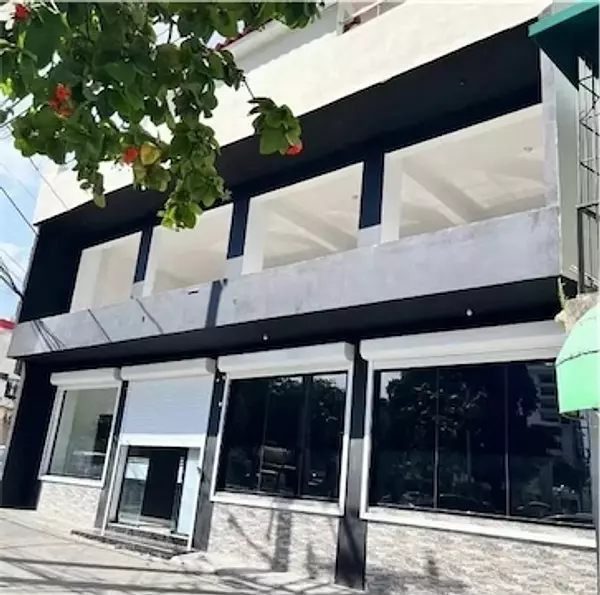 oficinas y locales comerciales - Local de dos niveles en La Julia 2